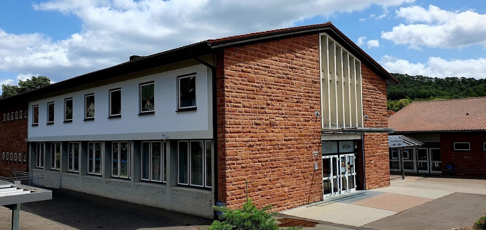 Schulgebäude Grundschule Dahn von der Seite